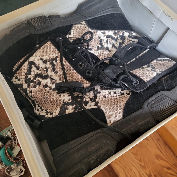 Stylish Black and Snake Print Women's Boots - Picture 8 of 9